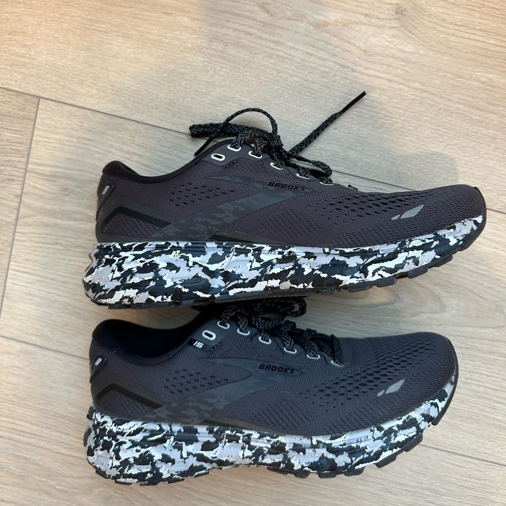 WORN ONCE women’s brooks ghost 15 tennis shoes size 6